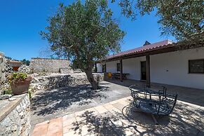 Villetta Paduli - Immersa nel Verde con Vista Mare e Giardino Privato