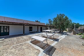 Villetta Paduli - Immersa nel Verde con Vista Mare e Giardino Privato