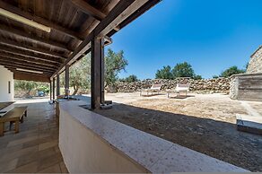 Villetta Paduli - Immersa nel Verde con Vista Mare e Giardino Privato