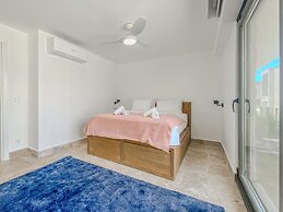 Sea View House w Balcony 3 min to Beach in Milas