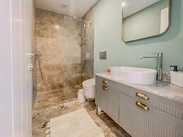 Sea View House w Balcony 3 min to Beach in Milas