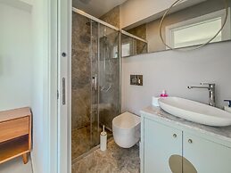 Sea View House w Balcony 3 min to Beach in Milas