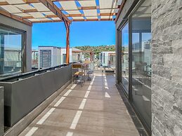 Sea View House w Balcony 3 min to Beach in Milas