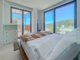 Sea View House w Balcony 3 min to Beach in Milas