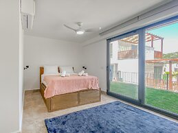 Sea View House w Balcony 3 min to Beach in Milas