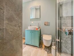 Sea View House w Balcony 3 min to Beach in Milas