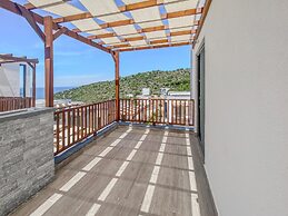 Sea View House w Balcony 3 min to Beach in Milas
