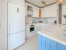 Sea View House w Balcony 3 min to Beach in Milas