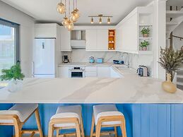 Sea View House w Balcony 3 min to Beach in Milas