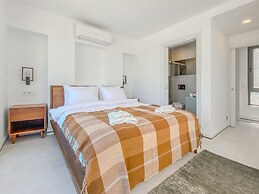 Sea View House w Balcony 3 min to Beach in Milas