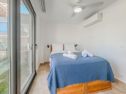 Sea View House w Balcony 3 min to Beach in Milas