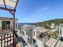 Sea View House w Balcony 3 min to Beach in Milas