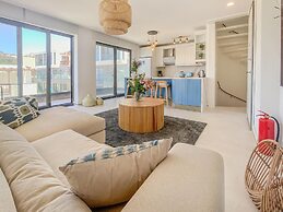 Sea View House w Balcony 3 min to Beach in Milas