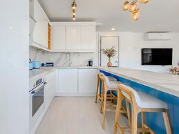 Sea View House w Balcony 3 min to Beach in Milas