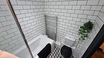 Charming 4-bed House in Wednesbury