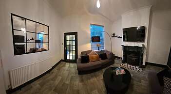 Charming 4-bed House in Wednesbury