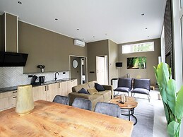 Modern Holiday Home With Decorative Fireplace