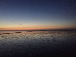 Atmospheric Chalet Near the Wadden Sea