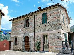 A Charming Stay in Casola in Lunigiana