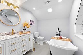 Take it to the Bank! by Avantstay New Pool + Hot Tub Sleeps 16