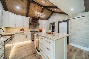 Take it to the Bank! by Avantstay New Pool + Hot Tub Sleeps 16