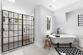 Take it to the Bank! by Avantstay New Pool + Hot Tub Sleeps 16