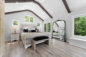 Take it to the Bank! by Avantstay New Pool + Hot Tub Sleeps 16