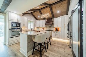 Take it to the Bank! by Avantstay New Pool + Hot Tub Sleeps 16