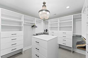 Take it to the Bank! by Avantstay New Pool + Hot Tub Sleeps 16