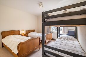 Hawthorn 2-1 Centrally Located and Near the Beach