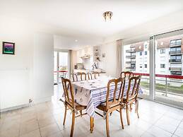 Hawthorn 2-1 Centrally Located and Near the Beach