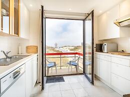 Hawthorn 2-1 Centrally Located and Near the Beach