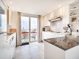 Hawthorn 2-1 Centrally Located and Near the Beach