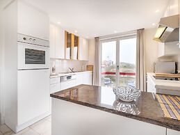 Hawthorn 2-1 Centrally Located and Near the Beach