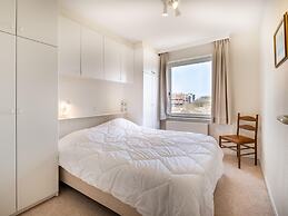 Hawthorn 2-1 Centrally Located and Near the Beach