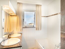 Hawthorn 2-1 Centrally Located and Near the Beach