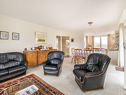 Hawthorn 2-1 Centrally Located and Near the Beach