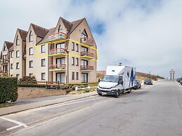 Hawthorn 2-1 Centrally Located and Near the Beach