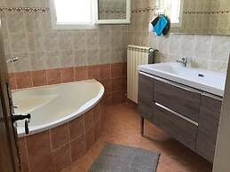 Cozy Villa in Saint-laurent-la-vernede