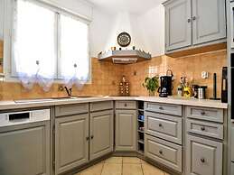 Cozy Villa in Saint-laurent-la-vernede