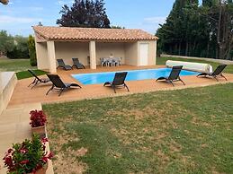 Cozy Villa in Saint-laurent-la-vernede