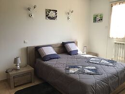 Cozy Villa in Saint-laurent-la-vernede
