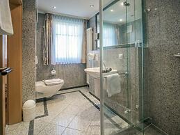 Comfy Apartment With 1 Bedroom and Balcony 53