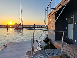 Houseboat Harmony