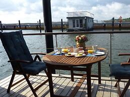 Houseboat Harmony