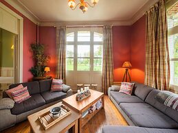 Holiday Home Adjoining a Chateau