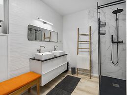 Beachfront Holiday Home Near the Market