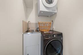 cozy 2BR with free parking & wifi