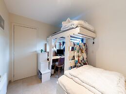 Cozy Apartment With a View of the Canal