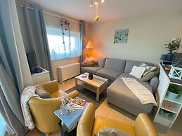 Cozy Apartment With a View of the Canal